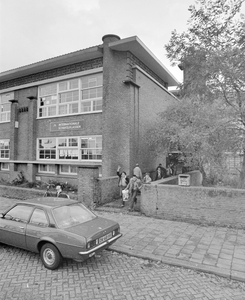 882158 Gezicht op een deel van de voorgevel van het schoolgebouw Marnixlaan 362 te Utrecht, met enkele internationale ...